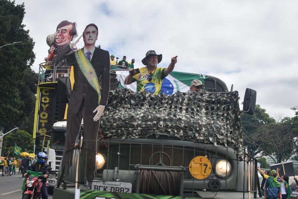 Defensores del presidente brasileño Jair Bolsonaro, realizan un acto de protesta en la capital federal Brasilia (Brasil), contra el Supremo Tribunal de Justicia (STF) de Brasil, los presidentes de la Cámara de Diputados y del Senado federal y los gobernadores que apoyan la cuarentena durante la pandemia de coronavirus que ya ha dejado a más de 10 mil personas fallecidas en el país. (Foto: EFE/ Andre Borges)