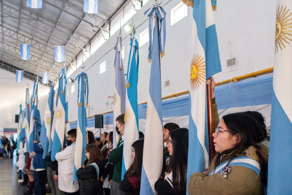 El el acto por el "Día de la Bandera" estuvieron presentes las banderas de ceremonia de instituciones educativas, civiles y militares.
