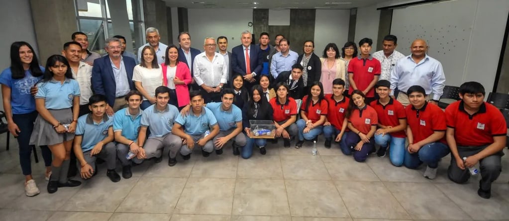 Las delegaciones de San Pedro de Jujuy, Maimará y Palpalá que viajarán a Río Negro recibieron el saludo y los mejores augurios de parte del gobernador  Morales y demás autoridades.