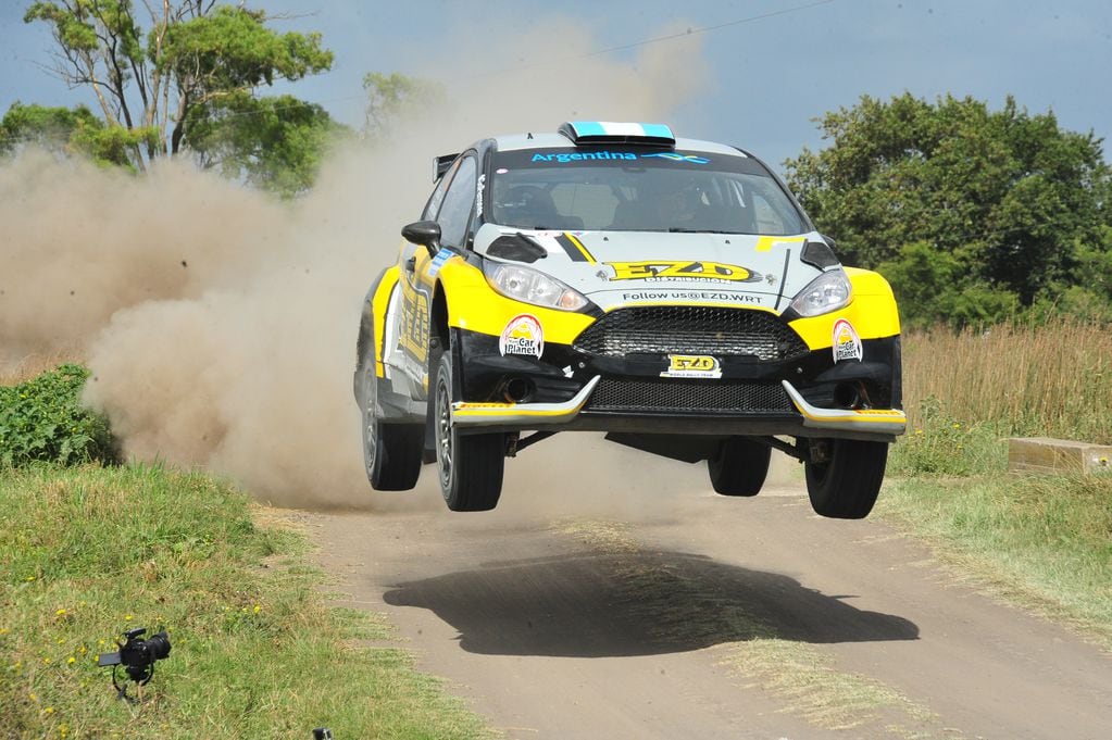 El excampeón europeo de Rally Juan Carlos Alonso, junto a "Pupín" Monasterolo, en el estreno de su nuevo equipo, EZD World Rally Team. La dupla cordobesa terminó en el octavo lugar absoluto y de su clase, RC2.