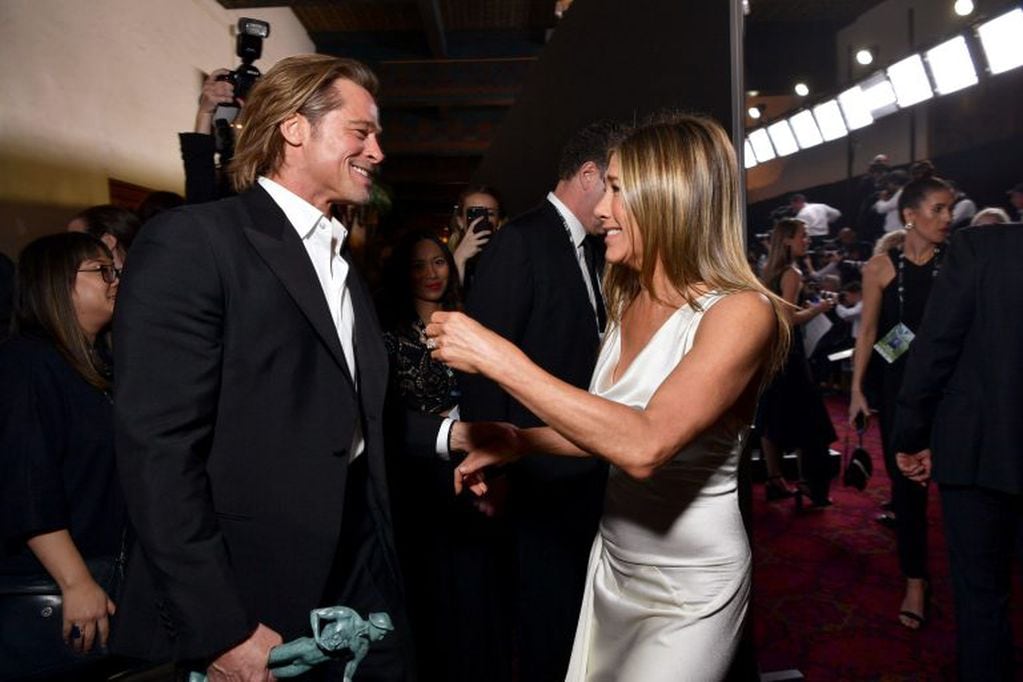 Brad Pitt se acercó a saludar a Jennifer Aniston durante la ceremonia de los premios SAG 2020 y dejó en evidencia que tienen una buena relación (Foto: Emma McIntyre / GETTY IMAGES NORTH AMERICA / AFP)
