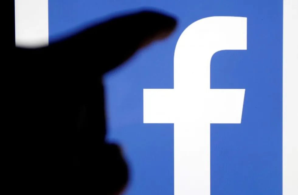 Facebook amenaza con bloquear noticias en Australia. (REUTERS)