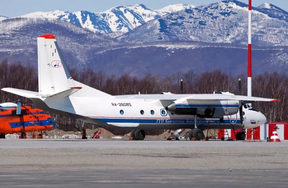 Hallan los restos de un avión en Rusia que se estrelló con 28 pasajeros a bordo.