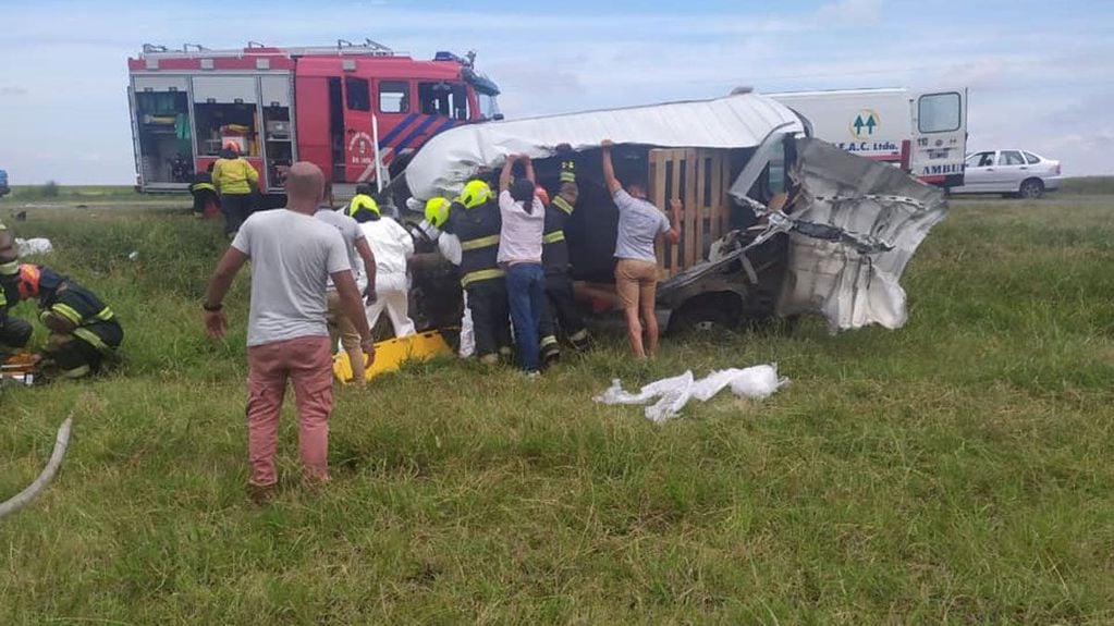 Un utilitario colisionó contra un camión Scania. El conductor de la camioneta falleció.