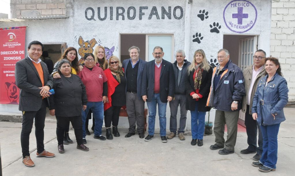 El intendente Jorge visitó uno de los nuevos quirófanos veterinarios  inaugurados en San Salvador de Jujuy.
