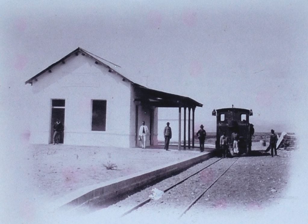 Una foto histórica del tren a su paso por la estación ubicada en lo que actualmente es Las Compuertas.