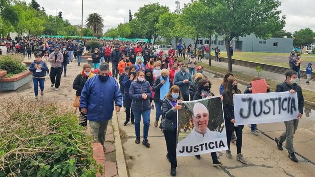 Marcha en pedido de justicia por el cura de Vicuña Mackenna (Puntal)