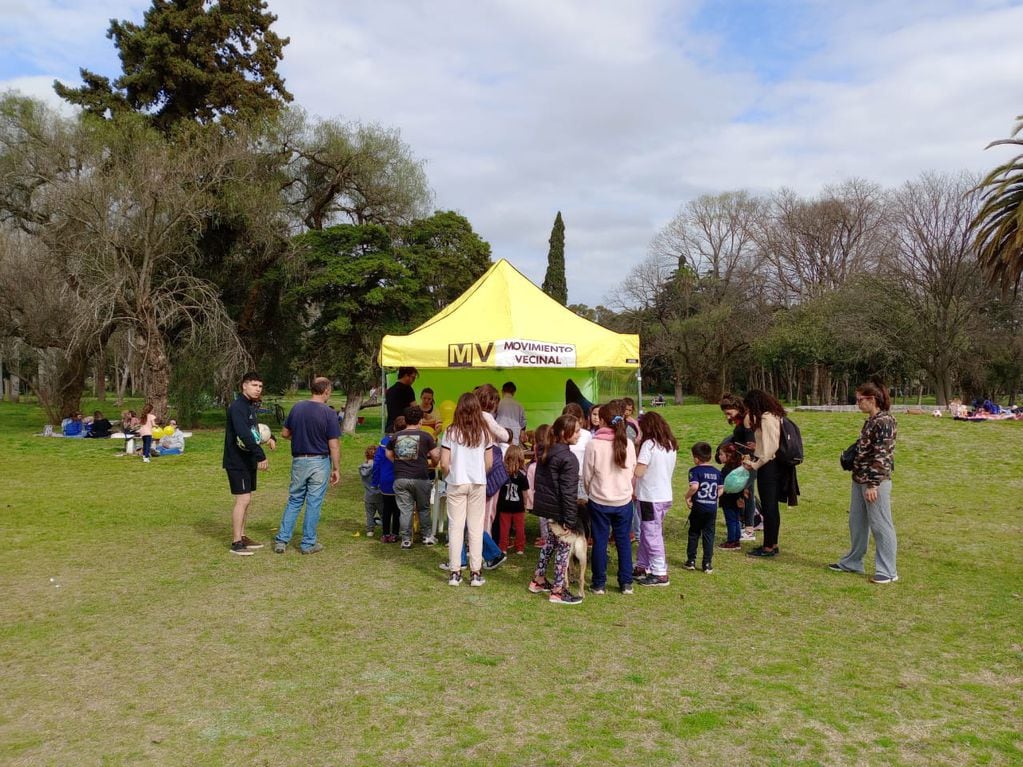 Candidatos vecinalistas en los festejos de la primavera del Parque Cabañas