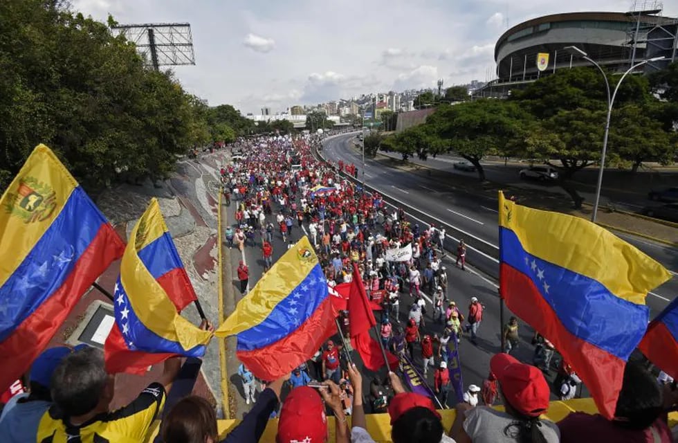 Supporters of Venezuelan President Nicolas Maduro take part in a pro-government May Day rally in Caracas on May 1, 2019. - Pro- and anti-government rallies are taking place in Venezuela, a day after violent clashes erupted in the capital following opposition leader Juan Guido's call on the military to rise up against Maduro, who claimed the insurrection had failed. (Photo by Juan BARRETO / AFP)