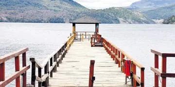 Muelle sobre el lago Lácar en Quila Quina, dentro del Parque Nacional Lanín. No se permiten las embarcaciones a motor, salvo catamaranes.  