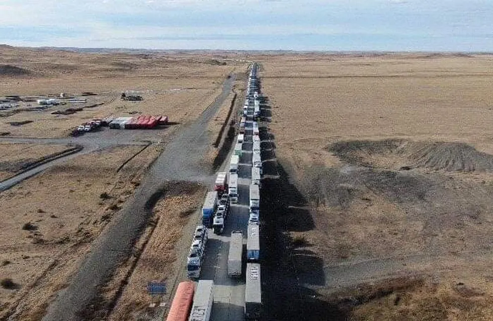 Más de 800 transportistas argentinos varados en Punta Delgada (frontera Argentino-Chilena) por un conflicto sindical en el país trasandino.