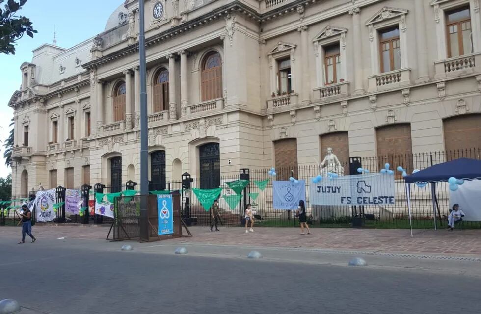 Colectivos y organizaciones que se manifestaron a favor y en contra del proyecto de la ley IVE colgaron sus respectivas pancartas en el frente de la Casa de Gobierno de Jujuy.