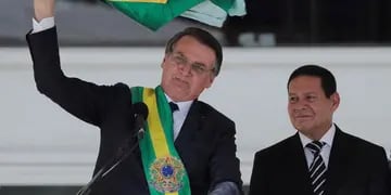 Jair Bolsonaro junto a su vice, Hamilton Mourao (Archivo/AP).