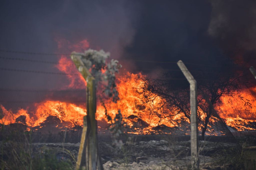 Monte Cristo. Incendio en una fábrica de durmientes plásticos (José Hernández/La Voz).