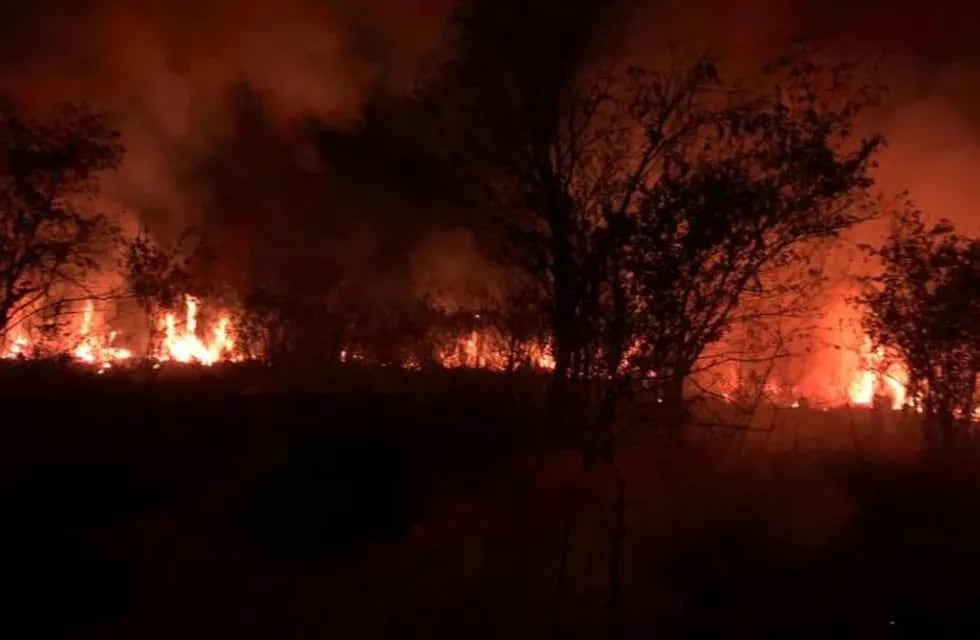 Bomberos Voluntarios de Puerto Rico controlan un incendio en la Reserva Natural Municipal Monte Seguín.