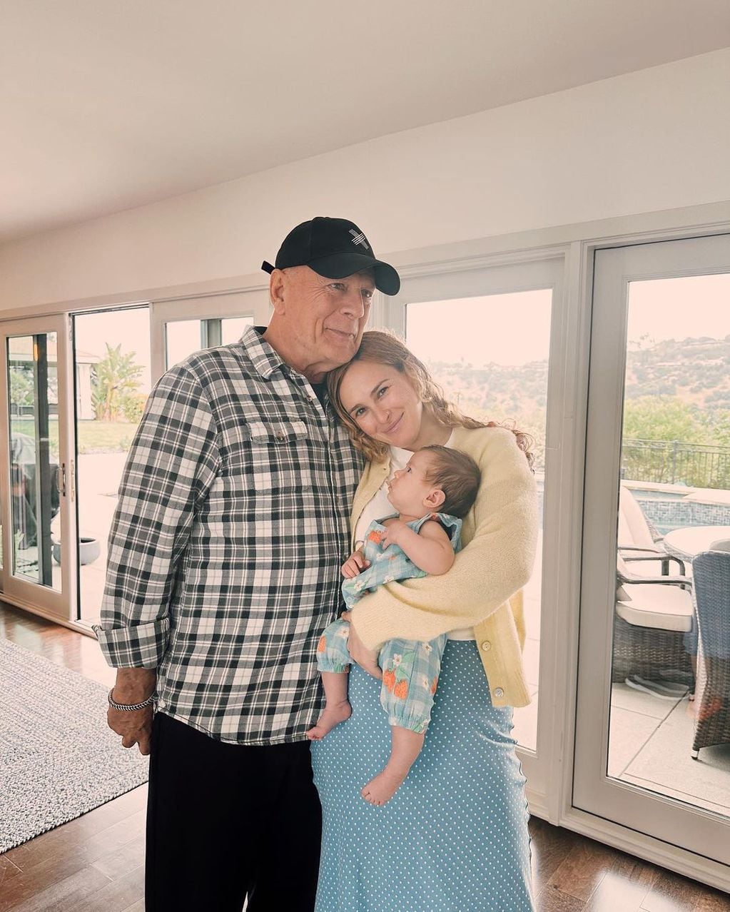 Bruce Willis junto a su hija Rumer, y su nieta Lou. (Foto: Instagram Rumer Willis)