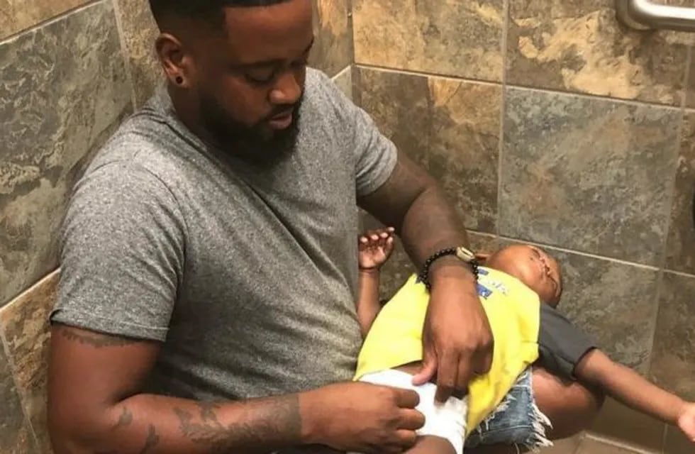 Donte Palmer reclamó cambiadores de bebés en baños de hombre y su pedido se volvió viral.