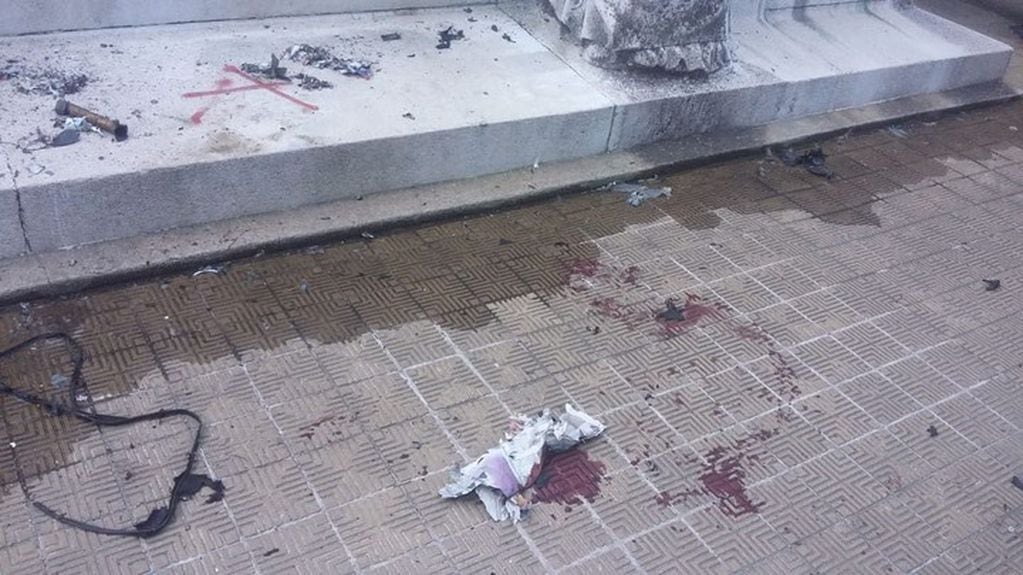 El caño con explosivos que estalló en las manos de la militante anarquista en la tumba. (Clarín)
