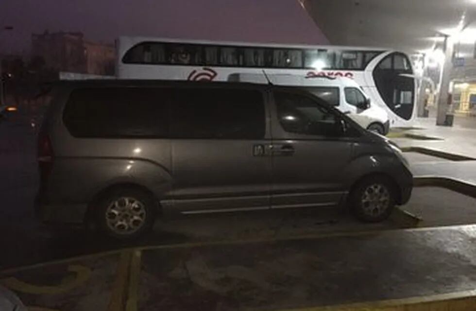 Una combi no logró completar su viaje Bahía Blanca - Mar del Plata: conductores infraccionados (Foto: Twitter Cristian Azcona)