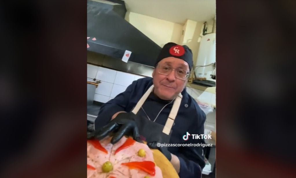 Hermoso gesto solidario: una pizzería mendocina cambia pizzas por abrigos para ayudar a personas en situación de calle