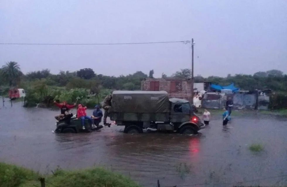 Un camión Unimog llevando evacuados de Paso Tala. Defensa Civil declaró que rescatarán a todos los pobladores del paraje junto a Palmitas.
