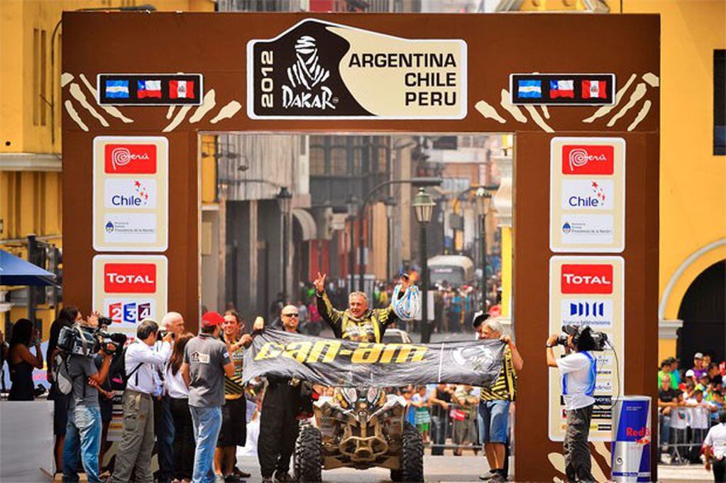 El cordobés Mazzucco, victorioso en Lima, en el Dakar 2012.