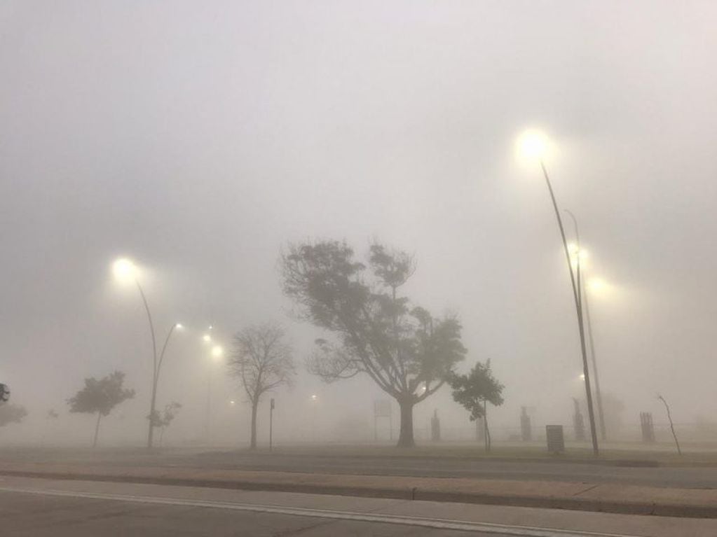 La baja visibilidad dominó Rosario en la primera mañana del año con intensa niebla. (@mauroyasprizza)