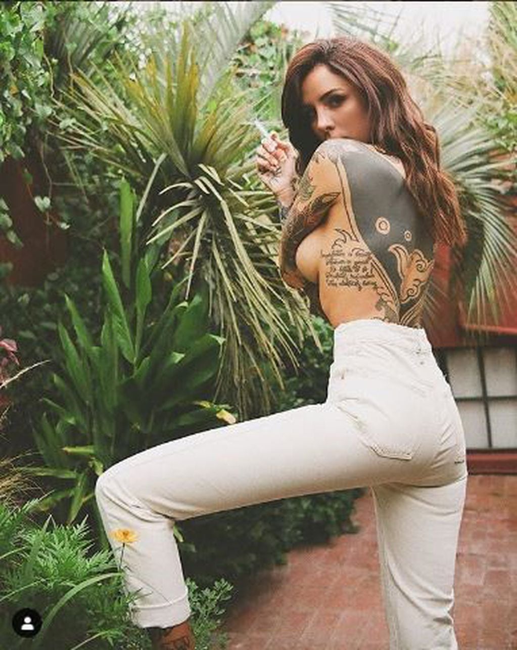 Candelaria Tinelli posó en las redes sociales en topless y con una pitón