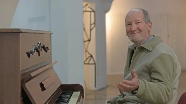 El pianista rosarino: la historia de un hombre que vive en situación vulnerable y es un profesional de la música