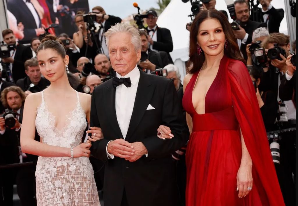La actriz acompañó a Michael Douglas a la edición 76° del Festival de Cannes y deslumbró con su imponente vestido rojo