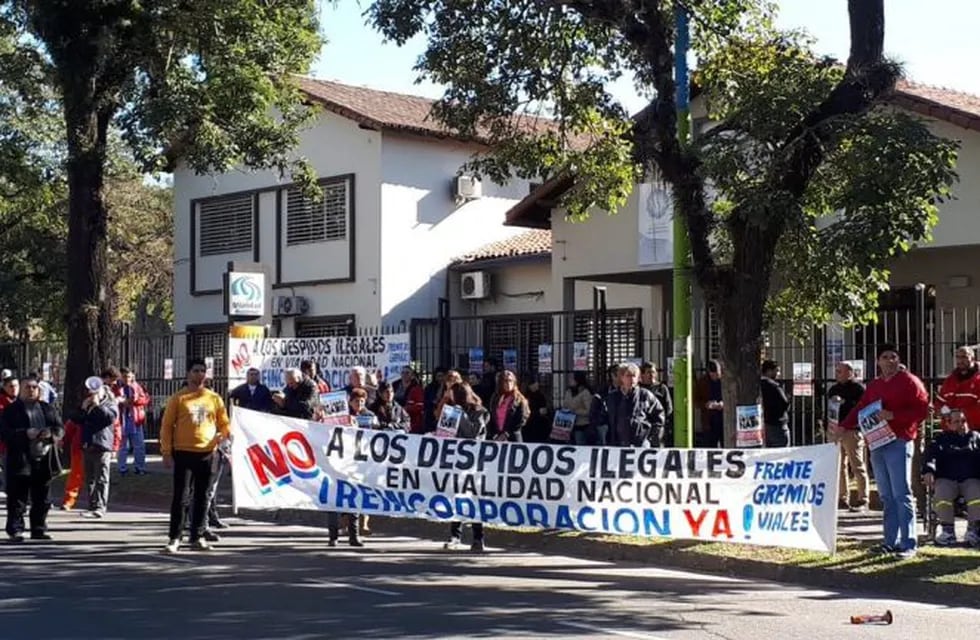 Los trabajadores protestaron frente a la sede de Vialidad Nacional y cortaron media calzada en Mate de Luna al 1.900