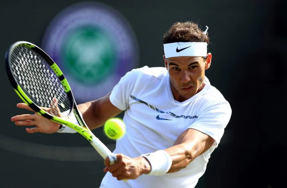 El español Rafael Nadal enfrenta al australiano John Millman el 03/07/2017 en el torneo de Wimbledon en Londres, Reino Unido. Nadal superó con nota su primer partido sobre hierba en dos años al derrotar en su debut en Wimbledon a Millman por 6-1, 6-3 y 6-2.\r\n(Vinculado al texto de dpa \