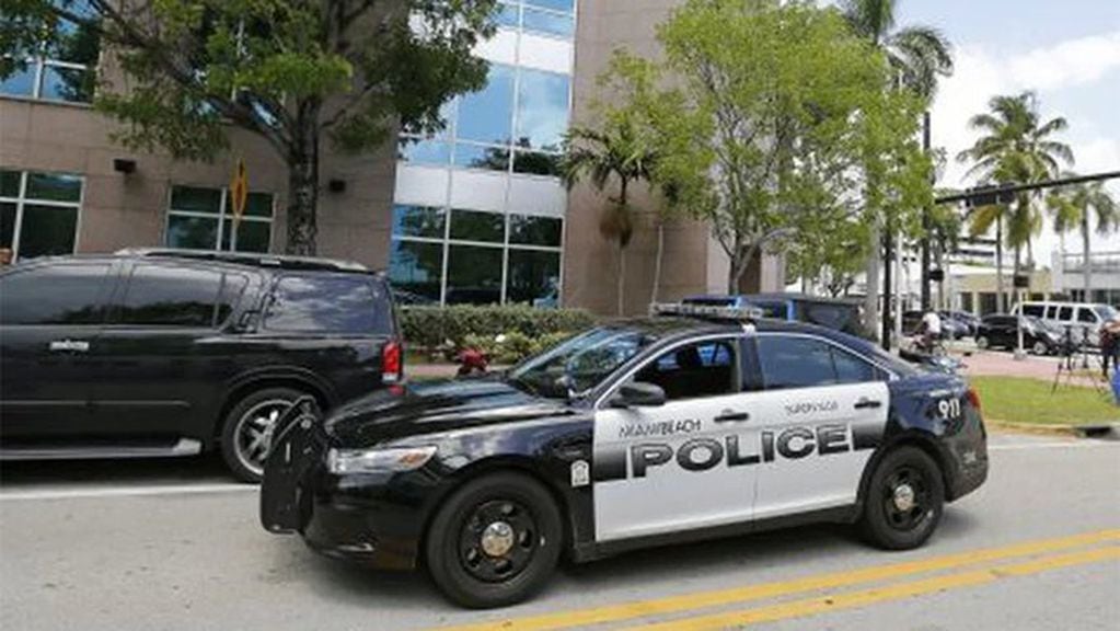 La policía de Miami fue alertada a través de un llamado de un "apuñalamiento" en el departamento donde Delfina vivía. Twitter @LMNeuquen