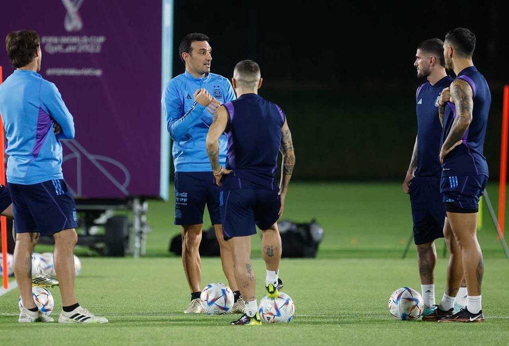 El entrenador de Argentina, Lionel Scaloni (c) da instrucciones a sus jugadores durante un entrenamiento de su selección