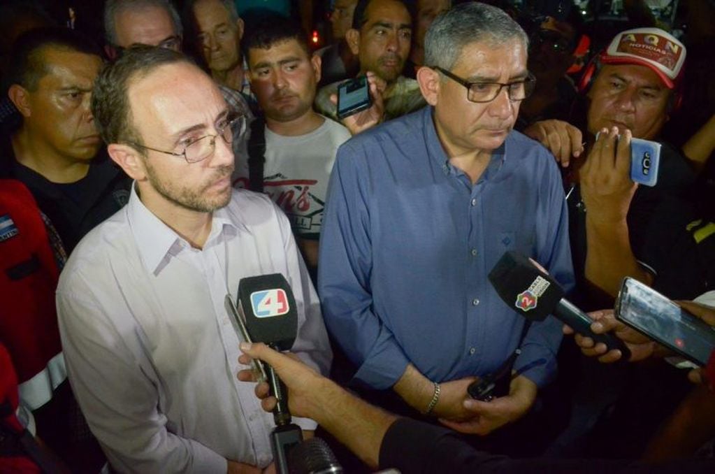 El fiscal Resúa (izq.) y el jefe de la Policía, comisario Corro, mantuvieron permanente contacto con los periodistas durante las horas más tensas en el ingenio La Esperanza.