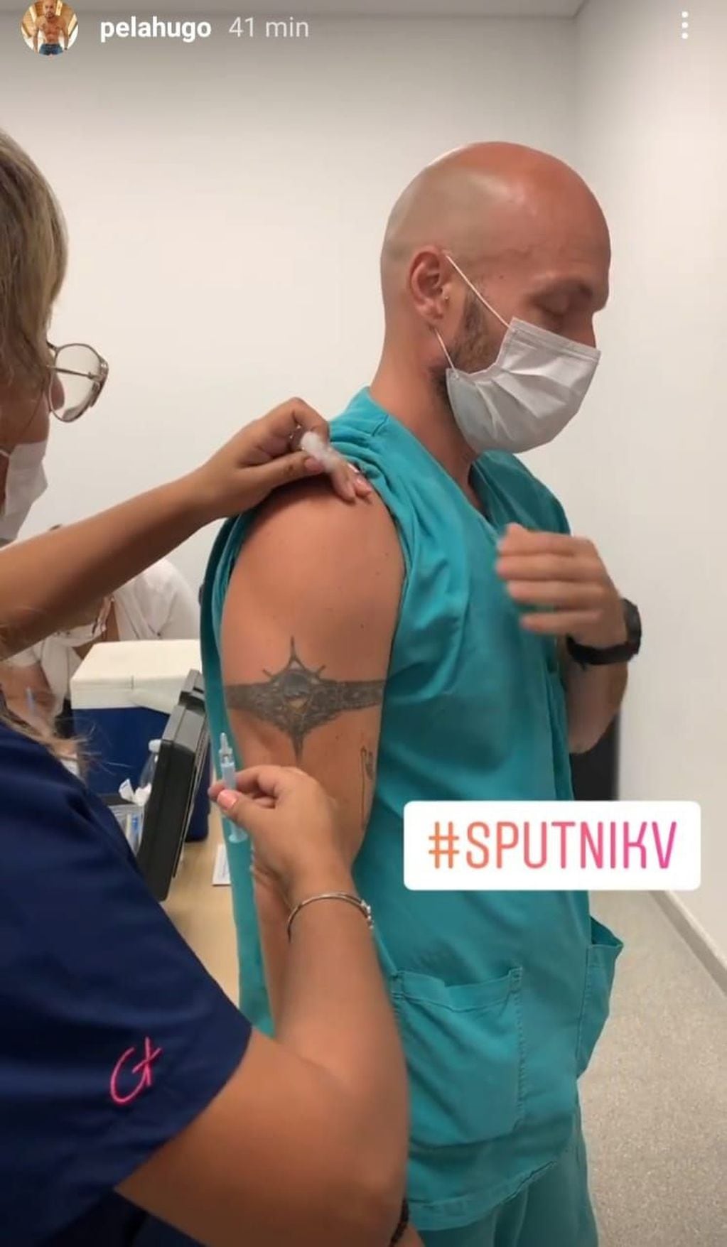 Hugo Vitale, médico intensivista y coordinador de trasplantes del Hospital Central, recibió la dosis de la vacuna rusa.
