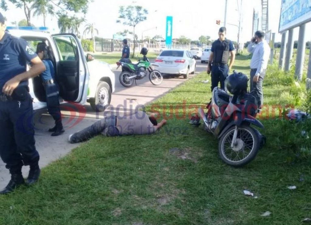 Motociclista borracho frenó y se acostó a dormir sobre la vereda. (Foto: Radio Sudamericana)