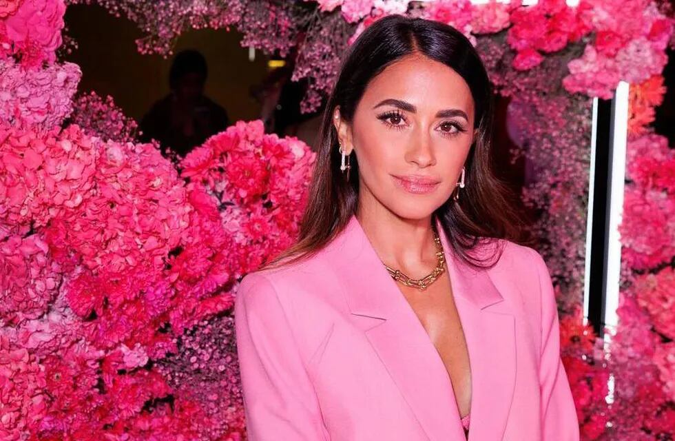 Antonela Roccuzzo se vistió de rosa en París para la presentación de un nuevo perfume de Guerlain.