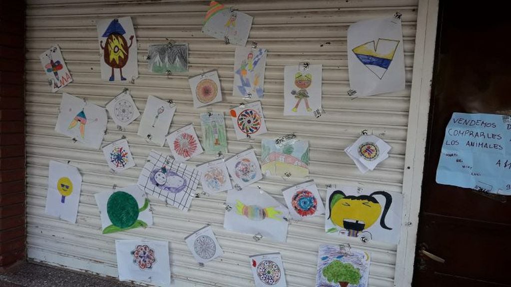 Los dibujos que venden las nenas en Tapalqué.