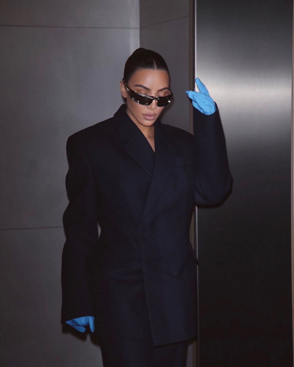 Kim Kardashian luciendo un total black formal.