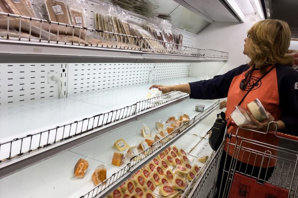 Clientes compran en un supermercado en agosto de 2018, en Caracas (Venezuela). Crédito: EFE/Miguel Gutiérrez.