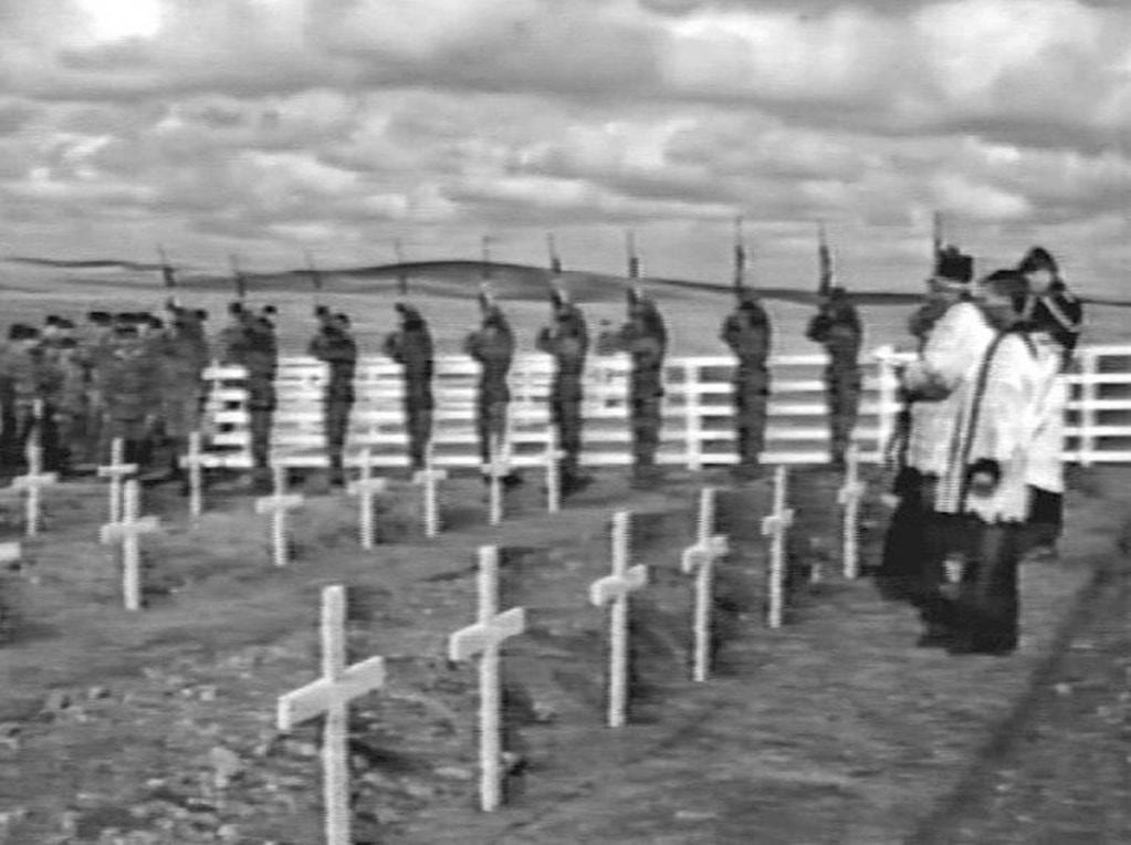 Honores militares británicos y oficios religiosos durante entierros de soldados argentinos en el primer cementerio de Darwin. El mausoleo fue reinaugurado en 2009; y su cuidado, por ley, está a cargo de la Comisión de Familiares de Caídos en la Guerra de las Malvinas.