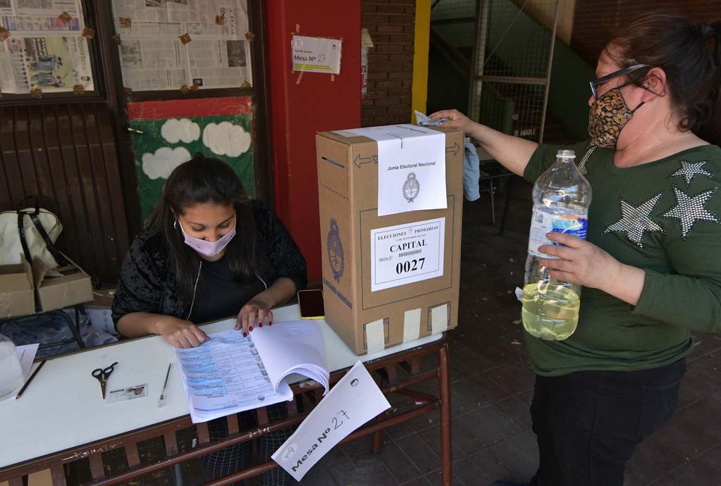 Para poder emitir su voto, los extranjeros deberán también estar registrados en el padrón electoral. Foto: Orlando Pelichotti/Los Andes.