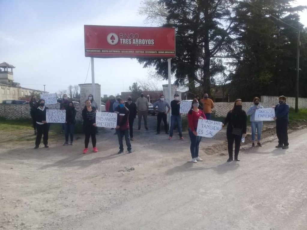 Trabajadores del Bingo Tres Arroyos piden por la reapertura
