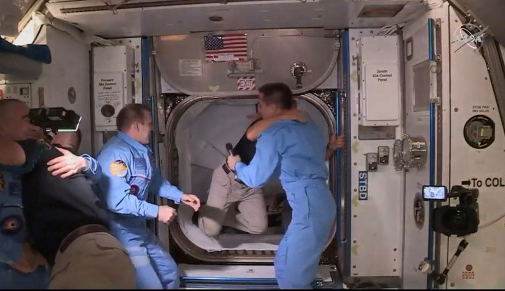 Los astronautas Douglas Hurley y Robert Behnken llegando a la Estación Espacial.(Foto: Handout / NASA TV / AFP)