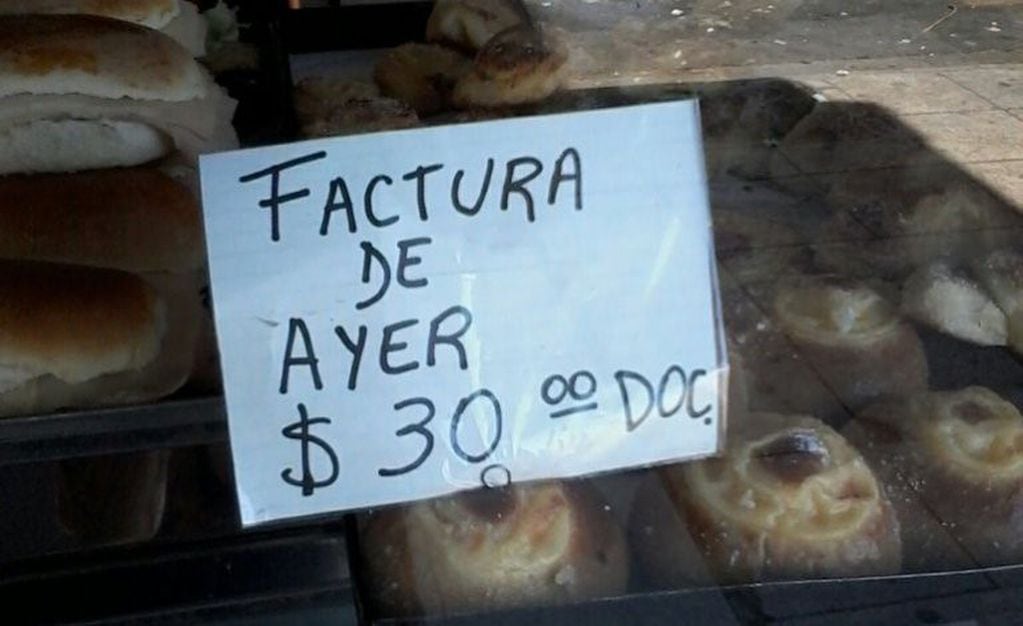 Las facturas frescas se empiezan a vender menos que las ofertas de las facturas del día anterior en Rosario. (Archivo)