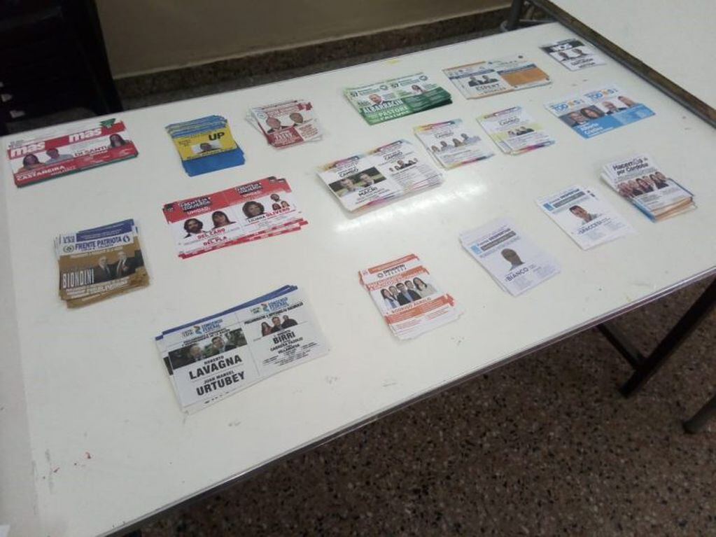 17 boletas en cada mesa electoral. (Foto: Mariel Aguirre).