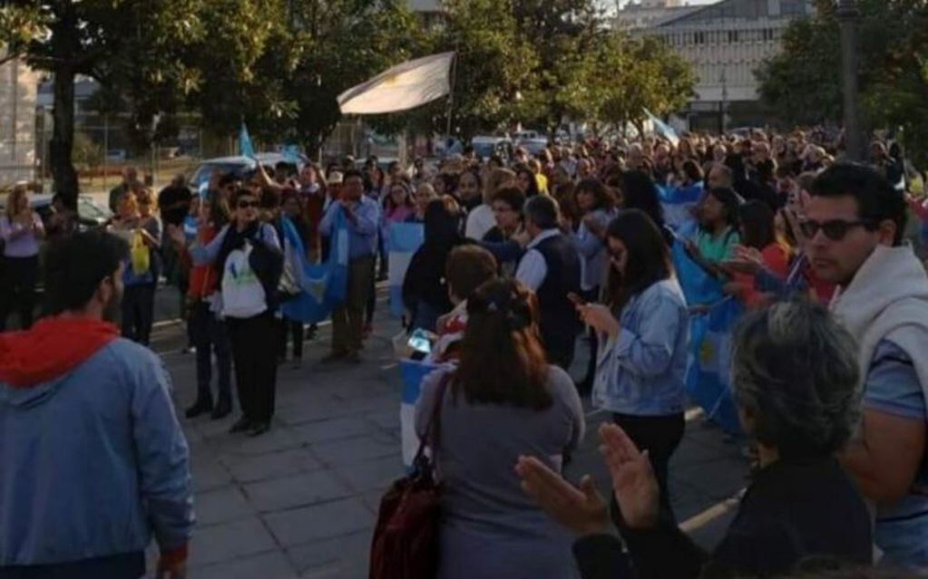 Cánticos en apoyo al presidente Macri se escuchó este sábado en la plaza Belgrano.