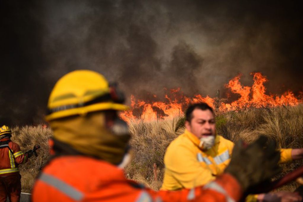 Bomberos combaten los incendios en la zona de Bosque Alegre para evitar que las llamas alcancen al Observatorio Astronómico. (La Voz)