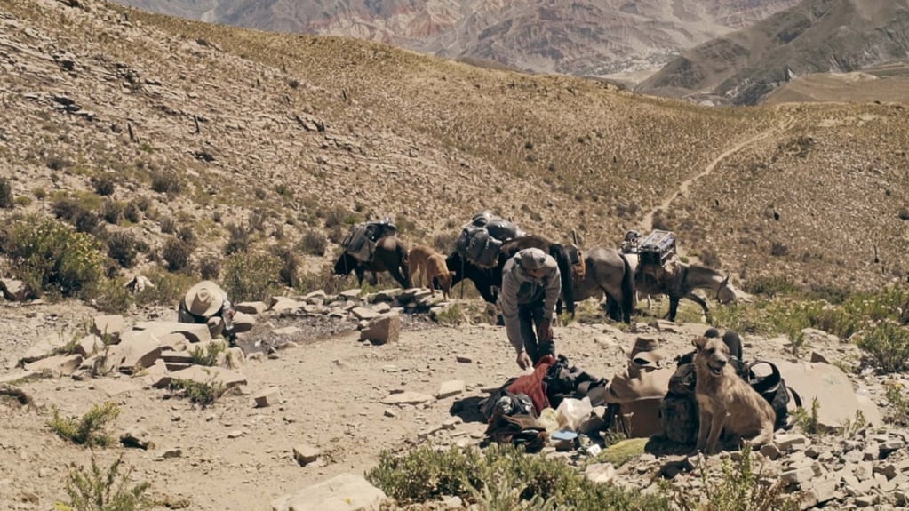 El documental de Carmina Balaguer relata la expedición del Cine Móvil de Jujuy en su travesía de unas doce horas a Yaquispampa, en las montañas de Jujuy.